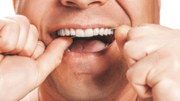 Наука утверждает: чистка зубов нитью бесполезна