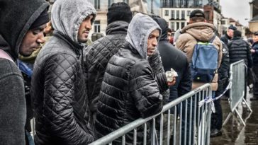 Почему тысячи беженцев остаются без помощи в Бельгии?