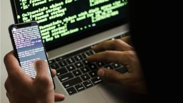 Правильная реакция спасла от мошенничества: женщина помогла поймать преступника