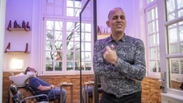 Парикмахер, которому деньги не важны: платите, сколько хотите