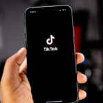 Какое количество просмотров на TikTok позволит достичь уровня средней зарплаты в Бельгии?