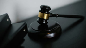 Попытка обмана провалилась: мужчина сдал экзамен за друга, но попался