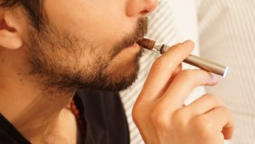 Профессор предлагает запрет на продажу табака будущим поколениям в Бельгии