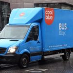 Coolblue видит возможности для открытия новых магазинов в Бельгии: «Люди хотят знать, насколько широк их телевизор» 20 февраля 2025 года Источник: search.app Компания Coolblue видит перспективы для открытия дополнительных магазинов в крупных городах Бельгии. Об этом заявил генеральный директор интернет-магазина электроники, который в прошлом году увеличил как прибыль, так и выручку. Coolblue известен прежде всего своим онлайн-магазином, но также активно развивает сеть физических торговых точек. «Люди хотят своими глазами увидеть, насколько широк тот телевизор, который их заинтересовал», — поясняет Арне Ван Вердегем, менеджер Coolblue в Бельгии. На сегодняшний день у голландского ритейлера электроники в Бельгии уже десять магазинов: восемь во Фландрии, один в Брюсселе и с 2024 года один в Валлонии, недалеко от Льежа. В этом году планируется открыть как минимум еще один магазин — в городе Схотен, провинция Антверпен. «В долгосрочной перспективе мы видим возможности для открытия новых точек в крупных городах», — добавил Ван Вердегем. Coolblue доставляет небольшие посылки, помещающиеся в коробку, в основном через почтовую службу bpost. Ситуация с забастовками в этой компании вызывает у Coolblue «раздражение», но, как отметил руководитель, «мы адаптируемся». В 2024 году Coolblue достиг рекордной выручки в 2,46 миллиарда евро на рынках Нидерландов, Бельгии и Германии, что на 2,1% больше, чем годом ранее. Операционная прибыль составила 97,8 миллиона евро, что почти на 11% выше показателей 2023 года. Основной рост компания зафиксировала в Германии. В Бельгии, на долю которой приходится четверть выручки Coolblue, показатели продемонстрировали схожую положительную динамику.