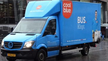 Coolblue видит возможности для открытия новых магазинов в Бельгии: «Люди хотят знать, насколько широк их телевизор» 20 февраля 2025 года Источник: search.app Компания Coolblue видит перспективы для открытия дополнительных магазинов в крупных городах Бельгии. Об этом заявил генеральный директор интернет-магазина электроники, который в прошлом году увеличил как прибыль, так и выручку. Coolblue известен прежде всего своим онлайн-магазином, но также активно развивает сеть физических торговых точек. «Люди хотят своими глазами увидеть, насколько широк тот телевизор, который их заинтересовал», — поясняет Арне Ван Вердегем, менеджер Coolblue в Бельгии. На сегодняшний день у голландского ритейлера электроники в Бельгии уже десять магазинов: восемь во Фландрии, один в Брюсселе и с 2024 года один в Валлонии, недалеко от Льежа. В этом году планируется открыть как минимум еще один магазин — в городе Схотен, провинция Антверпен. «В долгосрочной перспективе мы видим возможности для открытия новых точек в крупных городах», — добавил Ван Вердегем. Coolblue доставляет небольшие посылки, помещающиеся в коробку, в основном через почтовую службу bpost. Ситуация с забастовками в этой компании вызывает у Coolblue «раздражение», но, как отметил руководитель, «мы адаптируемся». В 2024 году Coolblue достиг рекордной выручки в 2,46 миллиарда евро на рынках Нидерландов, Бельгии и Германии, что на 2,1% больше, чем годом ранее. Операционная прибыль составила 97,8 миллиона евро, что почти на 11% выше показателей 2023 года. Основной рост компания зафиксировала в Германии. В Бельгии, на долю которой приходится четверть выручки Coolblue, показатели продемонстрировали схожую положительную динамику.
