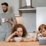 Смартфоны в семье: кто на самом деле зависим — дети или взрослые?