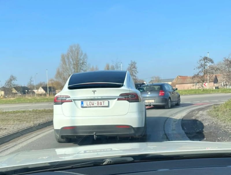 Когда батарея на нуле: креативный номерной знак на Tesla стал хитом