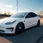 Низкий заряд батареи? Водитель Tesla посмеялся над собой с помощью номерного знака