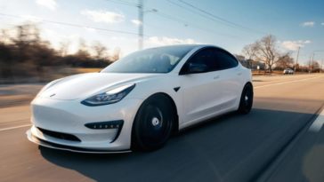 Низкий заряд батареи? Водитель Tesla посмеялся над собой с помощью номерного знака
