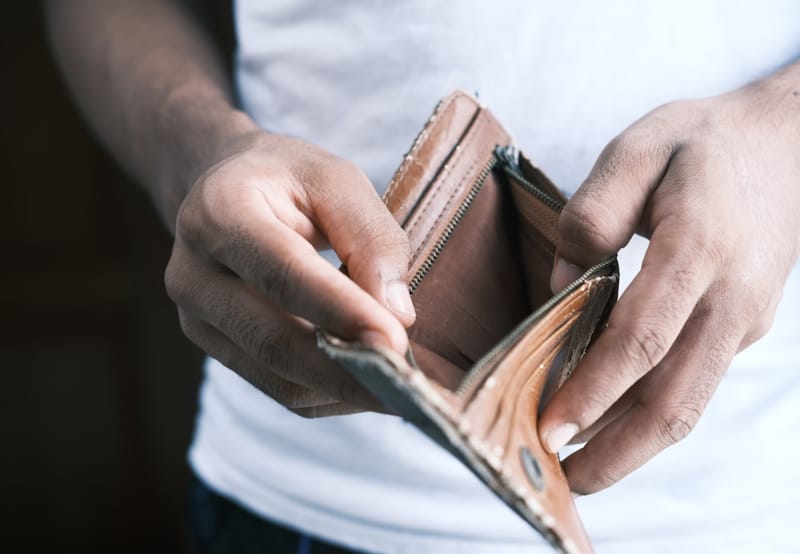 Снова подорожание: базовые услуги стали дороже, а курильщиков ждет плохая новость