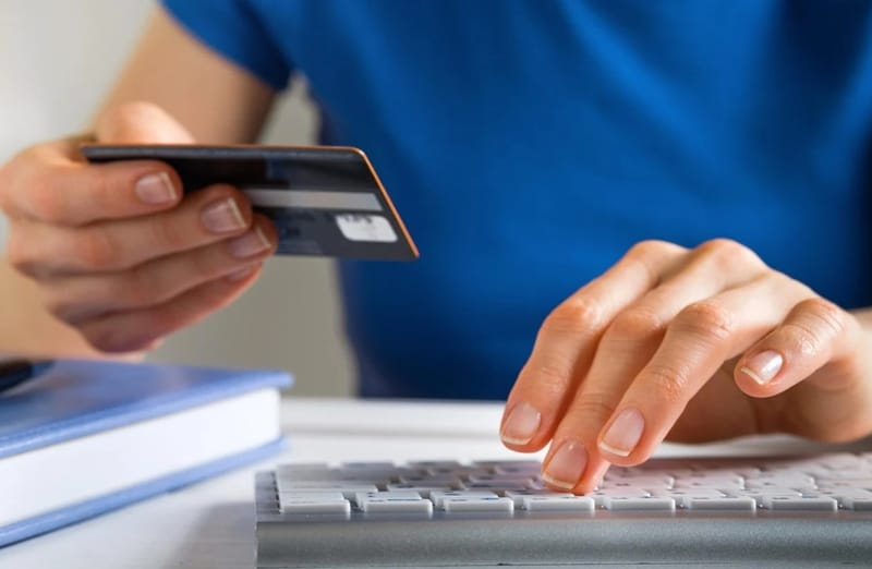 Британка случайно перевела 10 000 евро незнакомцу – и до сих пор не может их вернуть