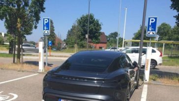 Фламандец потратил 1.000 евро, чтобы "уколоть" Tesla через номерной знак