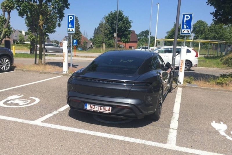 Фламандец потратил 1.000 евро, чтобы "уколоть" Tesla через номерной знак