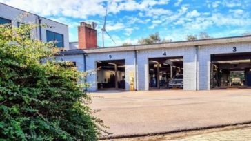 В автотехцентрах Фландрии растёт напряжённость: из-за нехватки персонала, перегрузки и устаревшей инфраструктуры растут очереди и уровень агрессии клиентов.