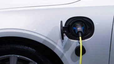 Электромобили Stellantis страдают от проблем с зарядкой: что нужно знать владельцам