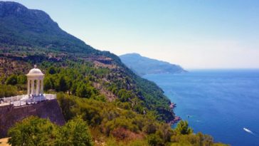 Местные жители Испании предупреждают о протестах против массового туризма летом 2025 года.