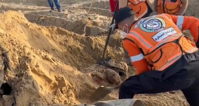 Массовое захоронение в Газе: найдены 14 убитых спасателей