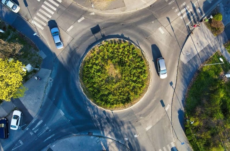 Бельгийские водители массово нарушают правила на круговом движении