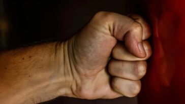 29-летний мужчина, находящийся в поиске работы, устроил переполох в шести кадровых агентствах города Синт-Никлаас. Он настойчиво требовал предоставить ему работу, но делал это крайне агрессивно. Инциденты произошли в пятницу днем — мужчина поочередно посетил несколько агентств, расположенных на улицах Парклаан и Хендрик Хейманплейн. В каждом из офисов он вел себя вызывающе и агрессивно, нарушая покой сотрудников и клиентов. Он громко кричал, требуя немедленного трудоустройства. Когда сотрудники объясняли ему, что необходимо сначала заполнить определённые документы, мужчина начинал еще громче кричать, стучал по окнам и даже плевался. Полиция задержала мужчину за нарушение общественного порядка. Некоторое время он провел в изоляторе.