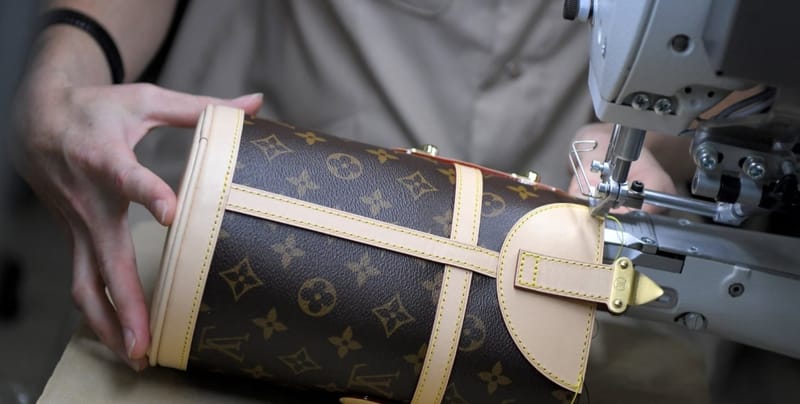 Китайские тиктокеры разоблачают люксовые бренды: «Вы платите только за логотип»