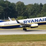 Ryanair приняла жёсткое решение, которое почувствуют все её пассажиры. Как сообщает новостная программа Het Journaal на канале VRT 1, Ryanair повышает штраф для тех, кто опаздывает на регистрацию. Теперь те, кто приходит к стойке регистрации менее чем за 40 минут до вылета, должны будут заплатить штраф в размере 100 евро. Это довольно значительная сумма, которая может сразу испортить настроение и увеличить стоимость вашего путешествия. Штраф почти в два раза выше, чем раньше. В компании поясняют, что эта мера направлена на предотвращение задержек при посадке на рейс. Ryanair — это лоукостер, то есть авиакомпания с низкими ценами на билеты. Однако пассажирам стоит быть особенно внимательными к «мелким буквам» и скрытым сборам, которые могут неожиданно сделать перелёт дороже. Особенно важно следовать правилам перевозки багажа, чтобы не нарваться на дополнительные расходы.