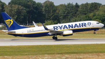 Ryanair приняла жёсткое решение, которое почувствуют все её пассажиры. Как сообщает новостная программа Het Journaal на канале VRT 1, Ryanair повышает штраф для тех, кто опаздывает на регистрацию. Теперь те, кто приходит к стойке регистрации менее чем за 40 минут до вылета, должны будут заплатить штраф в размере 100 евро. Это довольно значительная сумма, которая может сразу испортить настроение и увеличить стоимость вашего путешествия. Штраф почти в два раза выше, чем раньше. В компании поясняют, что эта мера направлена на предотвращение задержек при посадке на рейс. Ryanair — это лоукостер, то есть авиакомпания с низкими ценами на билеты. Однако пассажирам стоит быть особенно внимательными к «мелким буквам» и скрытым сборам, которые могут неожиданно сделать перелёт дороже. Особенно важно следовать правилам перевозки багажа, чтобы не нарваться на дополнительные расходы.