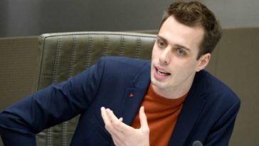 Фламандские министры получают дополнительные выплаты на жильё и бытовые расходы — свыше 1 100 евро в месяц, помимо своей высокой зарплаты.