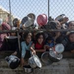 Обстрел пунктов выдачи еды в Газе: десятки погибших, сотни ранены