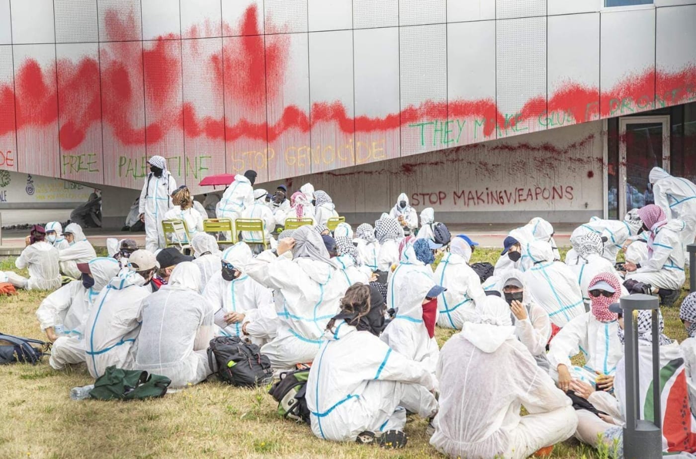 «Free Palestine»: бельгийские активисты осадили предприятие, связанное с производством дронов