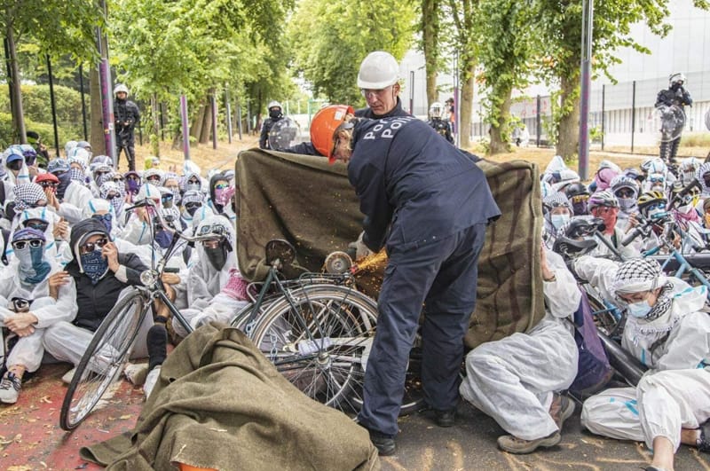 «Free Palestine»: бельгийские активисты осадили предприятие, связанное с производством дронов
