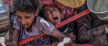 Израиль контролирует гуманитарную блокаду: шесть тысяч фур с едой ждут решения Нетаньяху