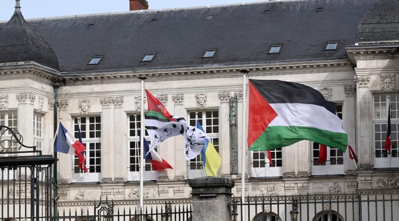 Символ солидарности: более 20 французских городов вывесили палестинский флаг