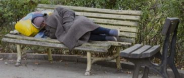 Реформа «Arizona», вступающая в силу с марта 2026 года, резко ограничивает срок получения пособия по безработице — максимум 24 месяца.