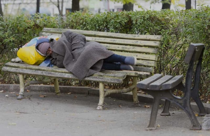 Реформа «Arizona», вступающая в силу с марта 2026 года, резко ограничивает срок получения пособия по безработице — максимум 24 месяца.