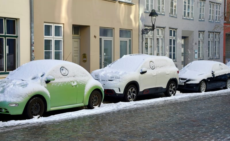 В Бельгии запрещено оставлять двигатель работать на холостом ходу без необходимости. Во Фландрии за это штраф €68, в Валлонии — до €130.