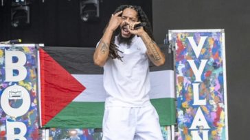 Полиция Великобритании завершила расследование после скандального выступления группы Bob Vylan на фестивале Glastonbury, где вокалист выкрикивал лозунги против израильской армии.