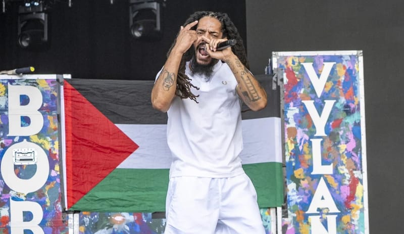 Полиция Великобритании завершила расследование после скандального выступления группы Bob Vylan на фестивале Glastonbury, где вокалист выкрикивал лозунги против израильской армии.