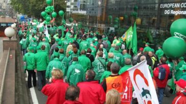 Реформа пособий под огнём критики: профсоюзы требуют её приостановить