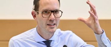 «В трудные времена каждый должен внести свой вклад честно», — говорит министр Бендерс.