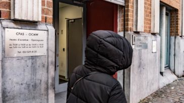 29-летняя мама Хлое осталась без дома и рискует потерять пособие: «Я отправила 26 откликов — и ни одного ответа»