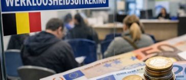 С 1 июля бельгийские безработные будут получать меньше денег на руки. Причина — постепенная отмена действующей налоговой льготы, которая до сих пор смягчала нагрузку на пособия. Теперь налог станут удерживать непосредственно при перечислении выплат, и чистая сумма автоматически уменьшится. Реформа стала частью более широкой корректировки социальной политики правительства под руководством премьер-министра Барт Де Вевер. Ранее власти заявляли о намерении усилить налогообложение пособий, чтобы сократить разрыв между доходами работающих и получателей социальных выплат. Изначально обсуждалось снижение примерно на 200 евро в месяц, однако в итоговой версии максимальное сокращение составит до 165 евро ежемесячно. Новый порядок касается всех пособий по безработице, начисленных в этом году. При этом закон о реформе ещё не окончательно утверждён парламентом. Это означает, что в переходный период возможны налоговые перерасчёты: если удержания окажутся недостаточными, часть получателей может столкнуться с необходимостью доплатить налог при подаче декларации в следующем году. После окончательного принятия закона налог будет автоматически удерживаться «у источника», что исключит подобные сюрпризы в будущем. Меры уже вызвали критику со стороны профсоюзов, которые считают, что снижение чистых выплат усилит финансовое давление на людей, находящихся без работы, особенно на тех, кто остаётся без дохода длительное время. Реформа также рассматривается как сигнал о постепенном ужесточении всей системы социальной поддержки. Подробности о предстоящих изменениях публиковали бельгийские СМИ, в том числе VTM NWS и газета Het Laatste Nieuws. По данным журналистов, правительство рассчитывает запустить новую систему уже с начала июля.