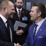 Министр обороны Бельгии Тео Франкен и его американский коллега Пит Хегсет пожимают друг другу руки на саммите НАТО в Брюсселе, 13 февраля 2025 года.