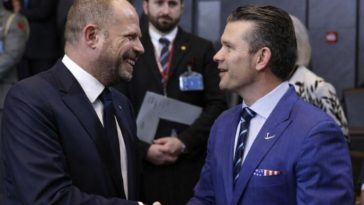 Министр обороны Бельгии Тео Франкен и его американский коллега Пит Хегсет пожимают друг другу руки на саммите НАТО в Брюсселе, 13 февраля 2025 года.