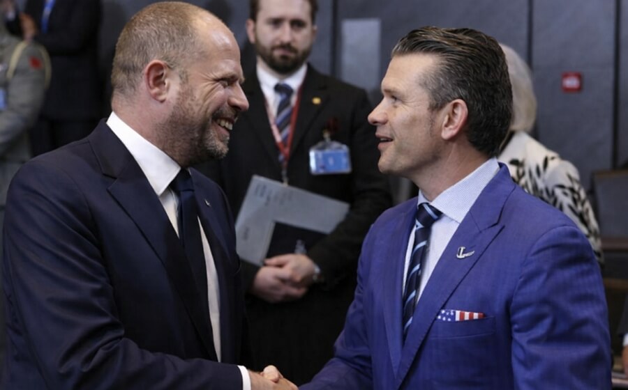 Министр обороны Бельгии Тео Франкен и его американский коллега Пит Хегсет пожимают друг другу руки на саммите НАТО в Брюсселе, 13 февраля 2025 года.