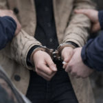 OCMW-сотрудницу в Бланкенберге арестовали по подозрению в мошенничестве В бельгийском курортном городе Бланкенберге разгорелся скандал вокруг местного центра социальной помощи. 31-летнюю сотрудницу OCMW (Общественный центр социального обеспечения) задержали по подозрению в мошенничестве с деньгами людей, находящихся в финансовых трудностях. По данным прокуратуры Западной Фландрии, женщина работала социальным работником и имела доступ к финансовым счетам клиентов, которые находились в процедуре управления долгами. Именно такие счета, как предполагает следствие, могли использоваться для незаконных операций. Как могла происходить схема Следствие считает, что речь идёт о множественных небольших переводах. Суммы, по предварительным данным, составляли от нескольких десятков до нескольких сотен евро за одну операцию. Именно такие платежи сейчас проверяются правоохранительными органами. Пока неизвестно, сколько именно транзакций было совершено и какой общий ущерб может быть нанесён. Следователи продолжают анализ банковских операций и документов. Обыск и арест Полицейские провели обыск у подозреваемой. Во время следственных действий её задержали. Позже женщину освободили, но на строгих условиях, пока продолжается расследование. Муниципальные власти Бланкенберге сразу же отстранили сотрудницу от работы и подали официальную жалобу в полицию. Деньги могли принадлежать самым уязвимым Особую остроту делу придаёт то, что речь идёт о средствах людей, уже находящихся в финансовых проблемах. Такие клиенты часто передают управление своими счетами социальным службам, чтобы стабилизировать бюджет и выплатить долги. Если подозрения подтвердятся, это будет означать, что злоупотребление произошло именно в системе помощи тем, кто находится в наиболее уязвимом положении. Расследование продолжается. Следователи пытаются установить полный масштаб возможного мошенничества и выяснить, были ли другие участники или подобные случаи ранее.