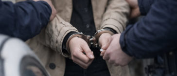 OCMW-сотрудницу в Бланкенберге арестовали по подозрению в мошенничестве В бельгийском курортном городе Бланкенберге разгорелся скандал вокруг местного центра социальной помощи. 31-летнюю сотрудницу OCMW (Общественный центр социального обеспечения) задержали по подозрению в мошенничестве с деньгами людей, находящихся в финансовых трудностях. По данным прокуратуры Западной Фландрии, женщина работала социальным работником и имела доступ к финансовым счетам клиентов, которые находились в процедуре управления долгами. Именно такие счета, как предполагает следствие, могли использоваться для незаконных операций. Как могла происходить схема Следствие считает, что речь идёт о множественных небольших переводах. Суммы, по предварительным данным, составляли от нескольких десятков до нескольких сотен евро за одну операцию. Именно такие платежи сейчас проверяются правоохранительными органами. Пока неизвестно, сколько именно транзакций было совершено и какой общий ущерб может быть нанесён. Следователи продолжают анализ банковских операций и документов. Обыск и арест Полицейские провели обыск у подозреваемой. Во время следственных действий её задержали. Позже женщину освободили, но на строгих условиях, пока продолжается расследование. Муниципальные власти Бланкенберге сразу же отстранили сотрудницу от работы и подали официальную жалобу в полицию. Деньги могли принадлежать самым уязвимым Особую остроту делу придаёт то, что речь идёт о средствах людей, уже находящихся в финансовых проблемах. Такие клиенты часто передают управление своими счетами социальным службам, чтобы стабилизировать бюджет и выплатить долги. Если подозрения подтвердятся, это будет означать, что злоупотребление произошло именно в системе помощи тем, кто находится в наиболее уязвимом положении. Расследование продолжается. Следователи пытаются установить полный масштаб возможного мошенничества и выяснить, были ли другие участники или подобные случаи ранее.