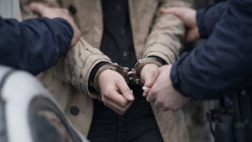 OCMW-сотрудницу в Бланкенберге арестовали по подозрению в мошенничестве В бельгийском курортном городе Бланкенберге разгорелся скандал вокруг местного центра социальной помощи. 31-летнюю сотрудницу OCMW (Общественный центр социального обеспечения) задержали по подозрению в мошенничестве с деньгами людей, находящихся в финансовых трудностях. По данным прокуратуры Западной Фландрии, женщина работала социальным работником и имела доступ к финансовым счетам клиентов, которые находились в процедуре управления долгами. Именно такие счета, как предполагает следствие, могли использоваться для незаконных операций. Как могла происходить схема Следствие считает, что речь идёт о множественных небольших переводах. Суммы, по предварительным данным, составляли от нескольких десятков до нескольких сотен евро за одну операцию. Именно такие платежи сейчас проверяются правоохранительными органами. Пока неизвестно, сколько именно транзакций было совершено и какой общий ущерб может быть нанесён. Следователи продолжают анализ банковских операций и документов. Обыск и арест Полицейские провели обыск у подозреваемой. Во время следственных действий её задержали. Позже женщину освободили, но на строгих условиях, пока продолжается расследование. Муниципальные власти Бланкенберге сразу же отстранили сотрудницу от работы и подали официальную жалобу в полицию. Деньги могли принадлежать самым уязвимым Особую остроту делу придаёт то, что речь идёт о средствах людей, уже находящихся в финансовых проблемах. Такие клиенты часто передают управление своими счетами социальным службам, чтобы стабилизировать бюджет и выплатить долги. Если подозрения подтвердятся, это будет означать, что злоупотребление произошло именно в системе помощи тем, кто находится в наиболее уязвимом положении. Расследование продолжается. Следователи пытаются установить полный масштаб возможного мошенничества и выяснить, были ли другие участники или подобные случаи ранее.