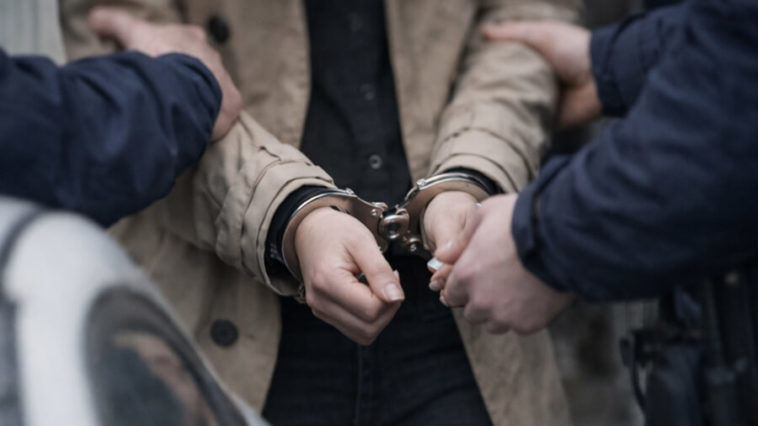 OCMW-сотрудницу в Бланкенберге арестовали по подозрению в мошенничестве В бельгийском курортном городе Бланкенберге разгорелся скандал вокруг местного центра социальной помощи. 31-летнюю сотрудницу OCMW (Общественный центр социального обеспечения) задержали по подозрению в мошенничестве с деньгами людей, находящихся в финансовых трудностях. По данным прокуратуры Западной Фландрии, женщина работала социальным работником и имела доступ к финансовым счетам клиентов, которые находились в процедуре управления долгами. Именно такие счета, как предполагает следствие, могли использоваться для незаконных операций. Как могла происходить схема Следствие считает, что речь идёт о множественных небольших переводах. Суммы, по предварительным данным, составляли от нескольких десятков до нескольких сотен евро за одну операцию. Именно такие платежи сейчас проверяются правоохранительными органами. Пока неизвестно, сколько именно транзакций было совершено и какой общий ущерб может быть нанесён. Следователи продолжают анализ банковских операций и документов. Обыск и арест Полицейские провели обыск у подозреваемой. Во время следственных действий её задержали. Позже женщину освободили, но на строгих условиях, пока продолжается расследование. Муниципальные власти Бланкенберге сразу же отстранили сотрудницу от работы и подали официальную жалобу в полицию. Деньги могли принадлежать самым уязвимым Особую остроту делу придаёт то, что речь идёт о средствах людей, уже находящихся в финансовых проблемах. Такие клиенты часто передают управление своими счетами социальным службам, чтобы стабилизировать бюджет и выплатить долги. Если подозрения подтвердятся, это будет означать, что злоупотребление произошло именно в системе помощи тем, кто находится в наиболее уязвимом положении. Расследование продолжается. Следователи пытаются установить полный масштаб возможного мошенничества и выяснить, были ли другие участники или подобные случаи ранее.