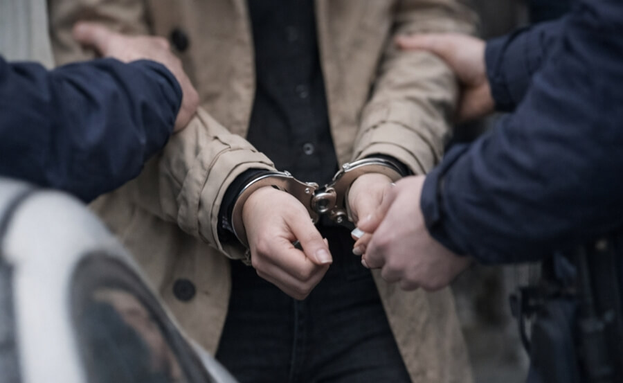 OCMW-сотрудницу в Бланкенберге арестовали по подозрению в мошенничестве В бельгийском курортном городе Бланкенберге разгорелся скандал вокруг местного центра социальной помощи. 31-летнюю сотрудницу OCMW (Общественный центр социального обеспечения) задержали по подозрению в мошенничестве с деньгами людей, находящихся в финансовых трудностях. По данным прокуратуры Западной Фландрии, женщина работала социальным работником и имела доступ к финансовым счетам клиентов, которые находились в процедуре управления долгами. Именно такие счета, как предполагает следствие, могли использоваться для незаконных операций. Как могла происходить схема Следствие считает, что речь идёт о множественных небольших переводах. Суммы, по предварительным данным, составляли от нескольких десятков до нескольких сотен евро за одну операцию. Именно такие платежи сейчас проверяются правоохранительными органами. Пока неизвестно, сколько именно транзакций было совершено и какой общий ущерб может быть нанесён. Следователи продолжают анализ банковских операций и документов. Обыск и арест Полицейские провели обыск у подозреваемой. Во время следственных действий её задержали. Позже женщину освободили, но на строгих условиях, пока продолжается расследование. Муниципальные власти Бланкенберге сразу же отстранили сотрудницу от работы и подали официальную жалобу в полицию. Деньги могли принадлежать самым уязвимым Особую остроту делу придаёт то, что речь идёт о средствах людей, уже находящихся в финансовых проблемах. Такие клиенты часто передают управление своими счетами социальным службам, чтобы стабилизировать бюджет и выплатить долги. Если подозрения подтвердятся, это будет означать, что злоупотребление произошло именно в системе помощи тем, кто находится в наиболее уязвимом положении. Расследование продолжается. Следователи пытаются установить полный масштаб возможного мошенничества и выяснить, были ли другие участники или подобные случаи ранее.