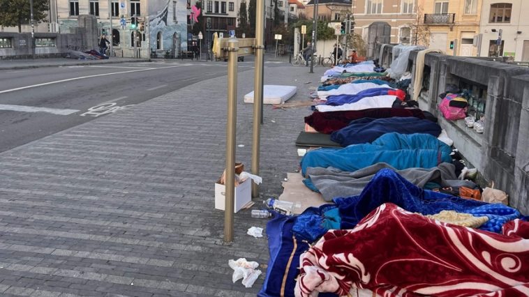 Пети-Шато, Брюссель: мигранты ждут обработки своего заявления о предоставлении убежища